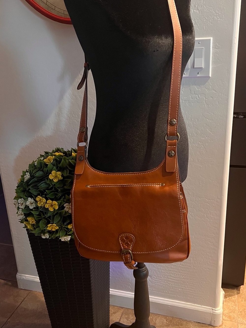 Patricia Nash :  Classic Brown Leather Crossbody Bag